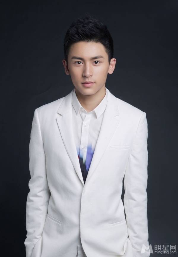 琅琊榜演员张哲瀚黑白西服帅气写真