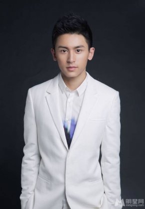 琅琊榜演员张哲瀚黑白西服帅气写真