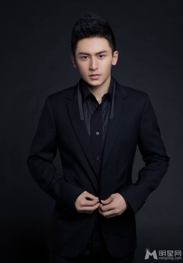 琅琊榜演员张哲瀚黑白西服帅气写真