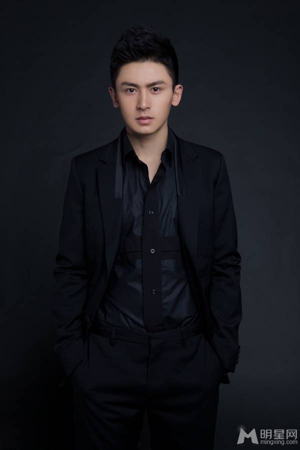 琅琊榜演员张哲瀚黑白西服帅气写真