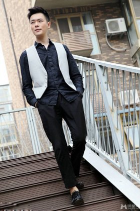 中国大陆影视男演员万思维英伦风街拍大片