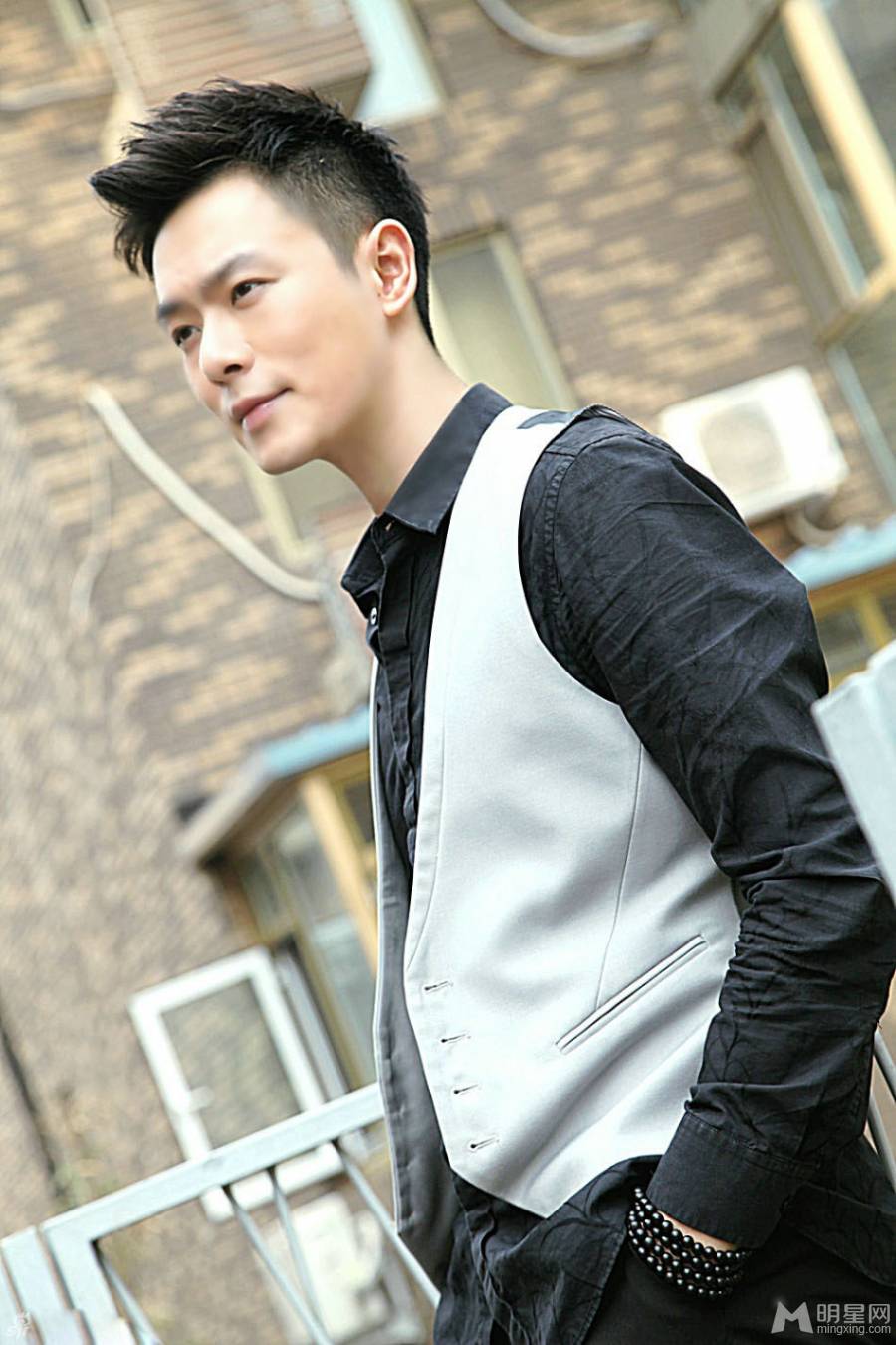 中国大陆影视男演员万思维英伦风街拍大片