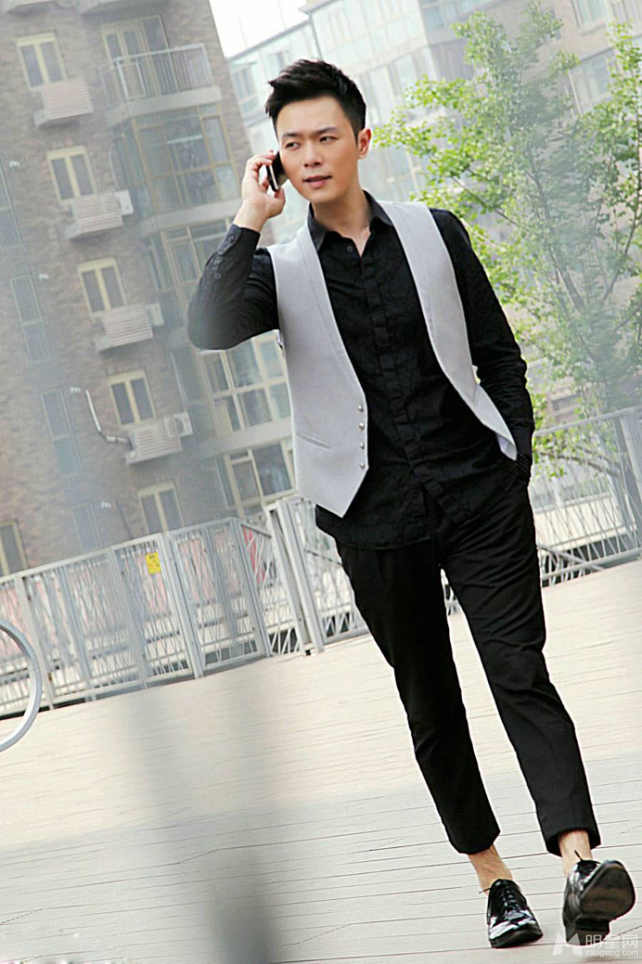 中国大陆影视男演员万思维英伦风街拍大片