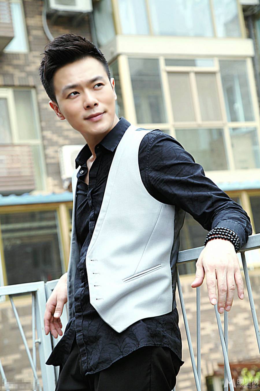 中国大陆影视男演员万思维英伦风街拍大片