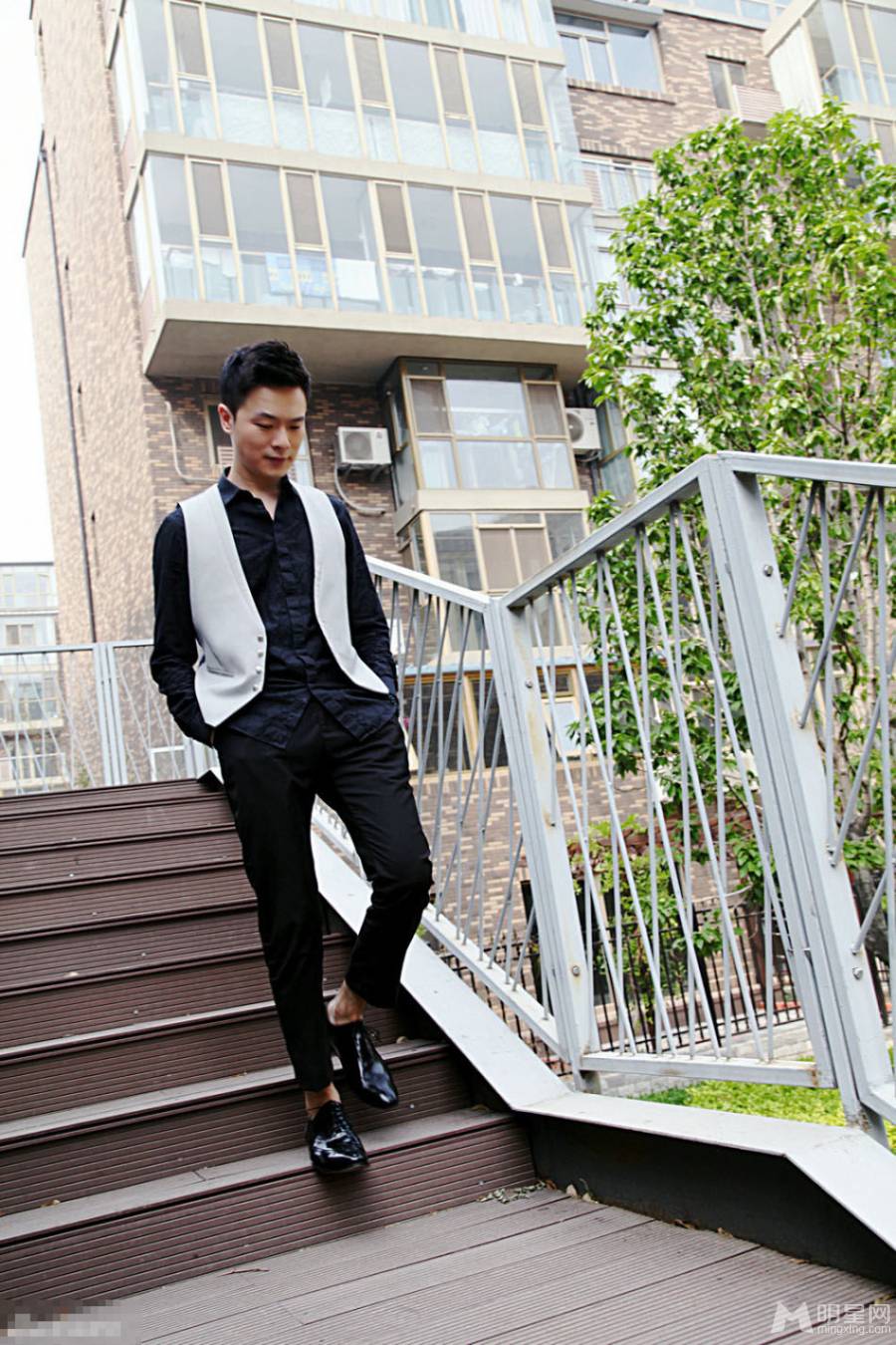 中国大陆影视男演员万思维英伦风街拍大片