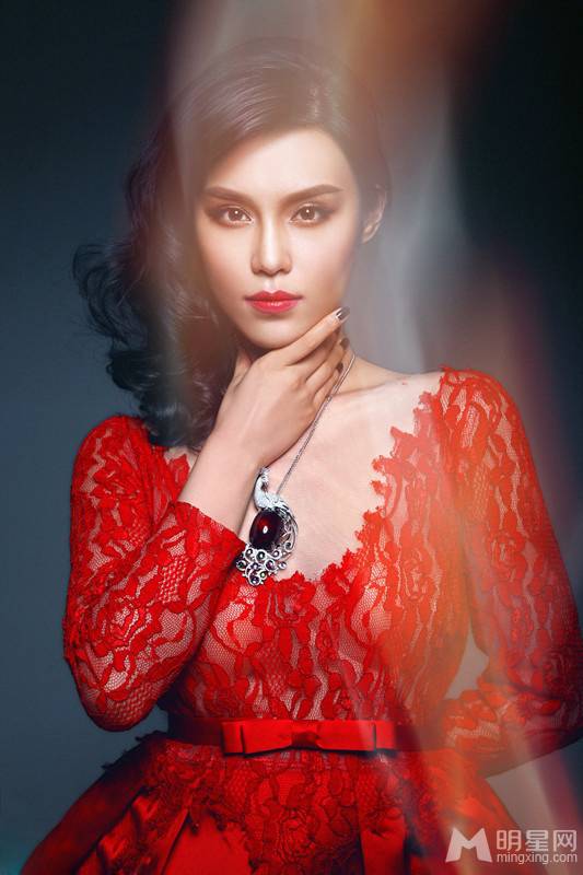 中国内地漂亮女演员韩丹彤烈焰红唇魅惑众生