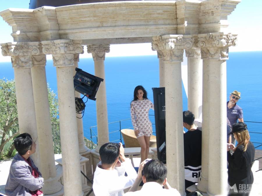 奔跑吧女神Angelababy露背装展迷人姿态