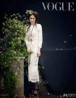 韩国美女明星李沇熹变身高傲冷艳女王