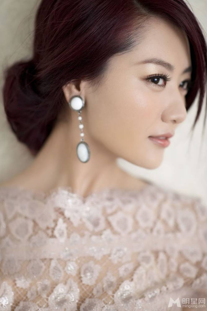 影视演员白冰身穿蕾丝美裙甜美迷人