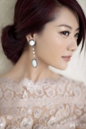 影视演员白冰身穿蕾丝美裙甜美迷人