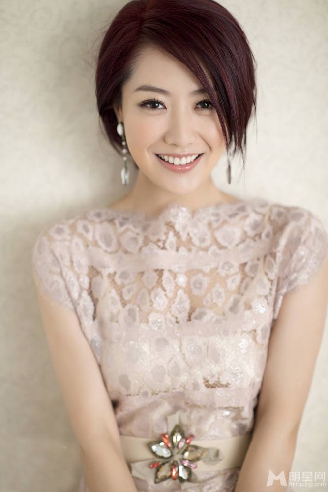 影视演员白冰身穿蕾丝美裙甜美迷人