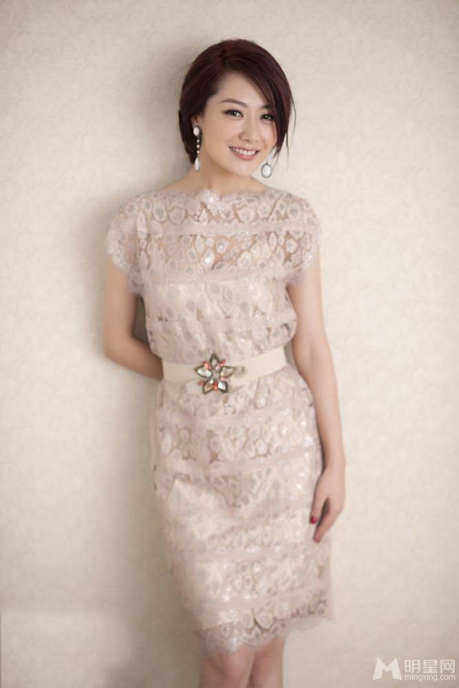 影视演员白冰身穿蕾丝美裙甜美迷人