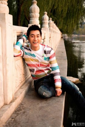 中国内地青年男演员赵楚仑帅气户外写真