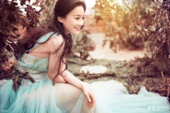 A4纸腰女神袁姗姗蓝裙写真灵动甜美