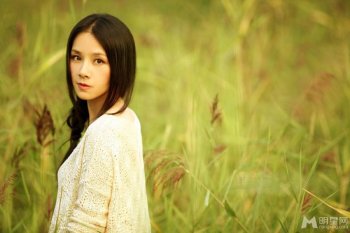 中国演员何琳户外写真尽展清新唯美