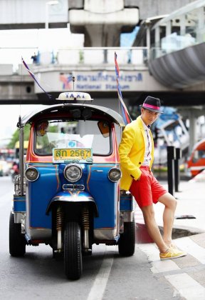 影视演员何晟铭撞色时尚街拍大片