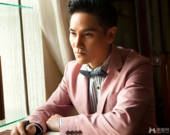 香港演员丁子峻粉色西装展绅士魅力