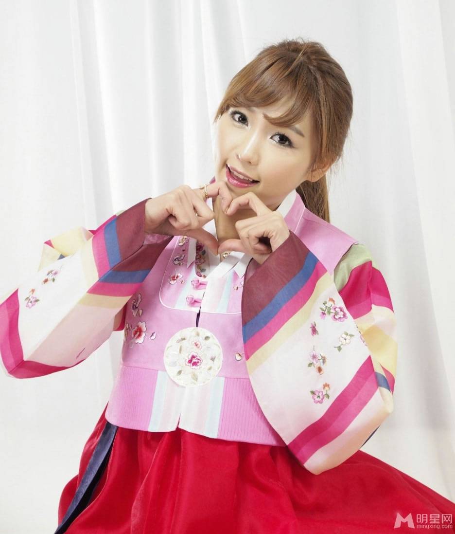 韩国长腿美女李恩惠韩服唯美写真