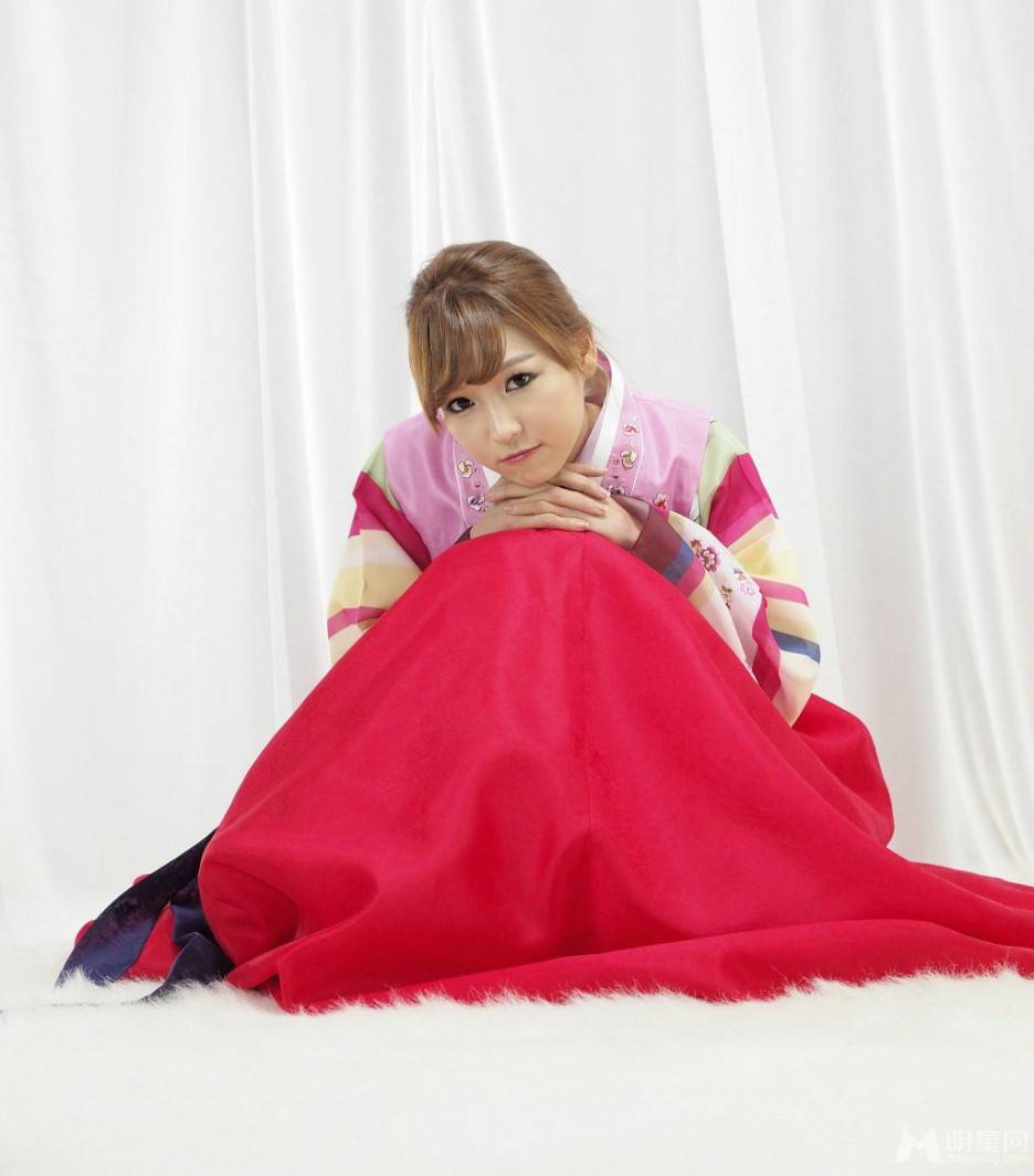 韩国长腿美女李恩惠韩服唯美写真