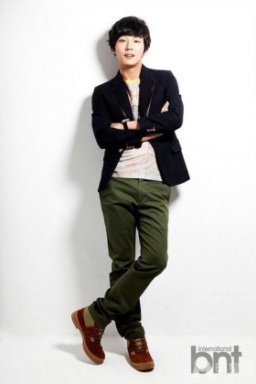 韩国明星尹施允帅气写真