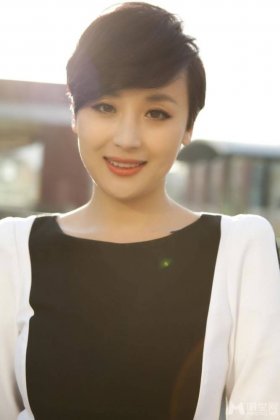 内地短发女演员傅淼展温暖笑容街拍照