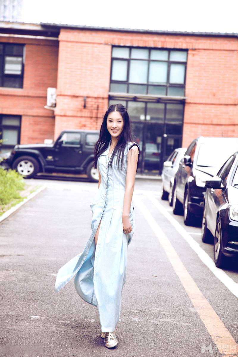 内地影视女演员王双夏日小清新写真