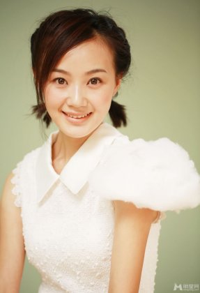 演员战菁一近照散发清新唯美气息