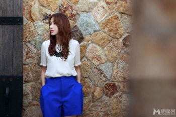 影视明星张俪户外写真尽显清新淡雅