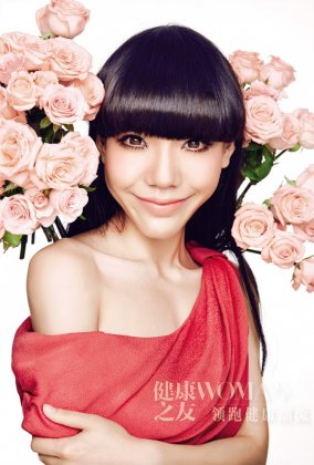 中国好声音歌手吴莫愁变身时尚女郎