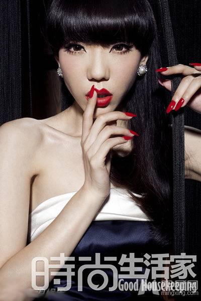 中国好声音歌手吴莫愁变身时尚女郎