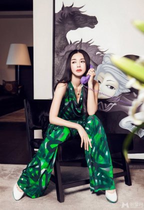 影视演员秦岚本色演绎都市知性女人