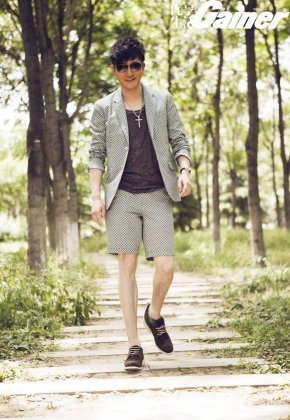 大陆影视男明星郭京飞时尚帅气街拍