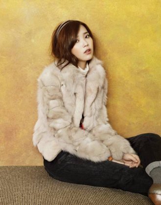 韩国女星李智恩演绎成熟小女人