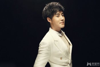 新还珠格格五阿哥扮演者张睿熟男时尚写真