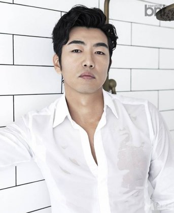 太阳的后裔客串演员李钟赫绅士写真