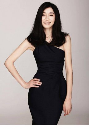 姐妹兄弟演员陈丽娜黑裙展迷人曲线