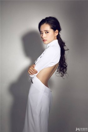 80后漂亮的女明星柴碧云露背长裙秀S曲线