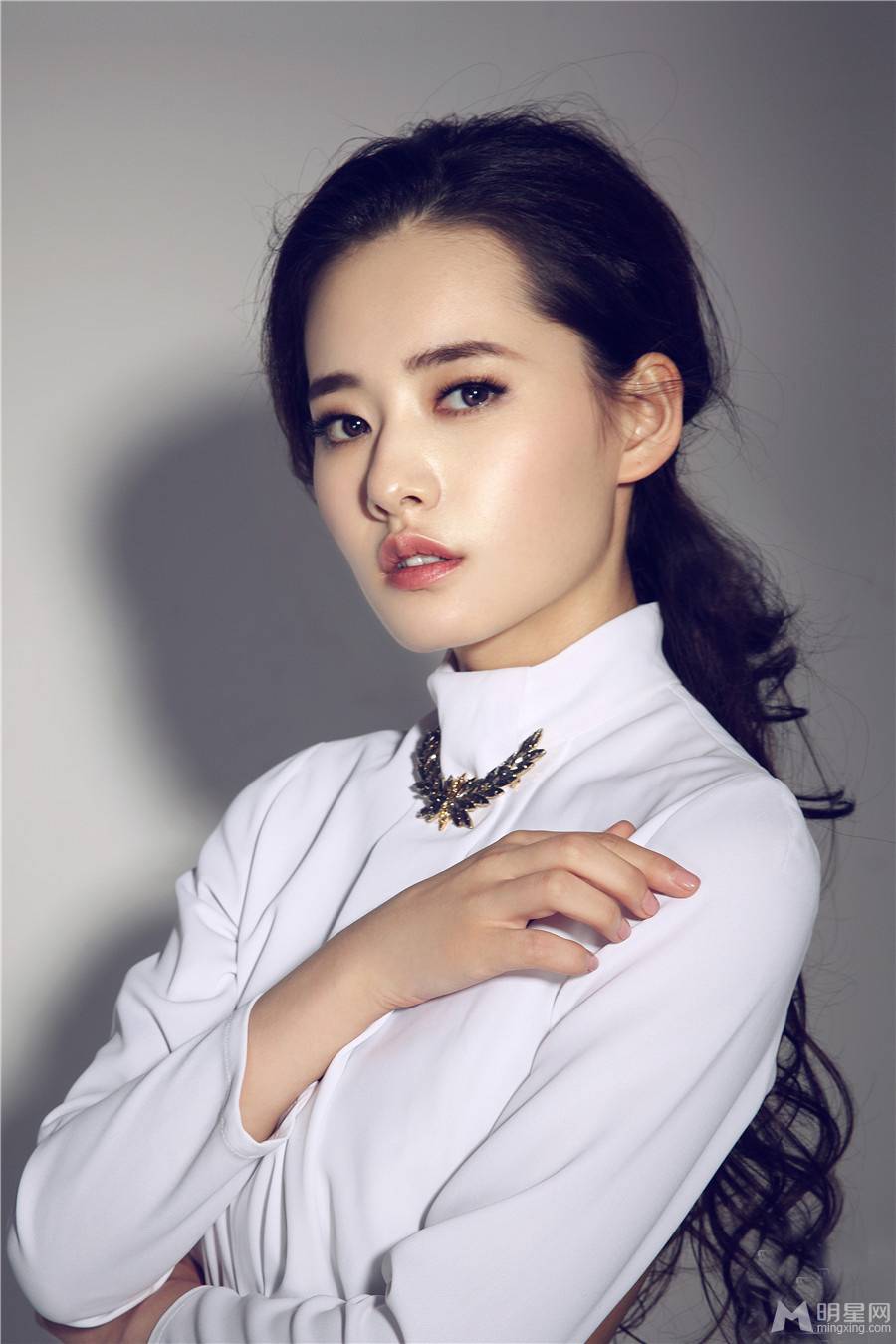 80后漂亮的女明星柴碧云露背长裙秀S曲线