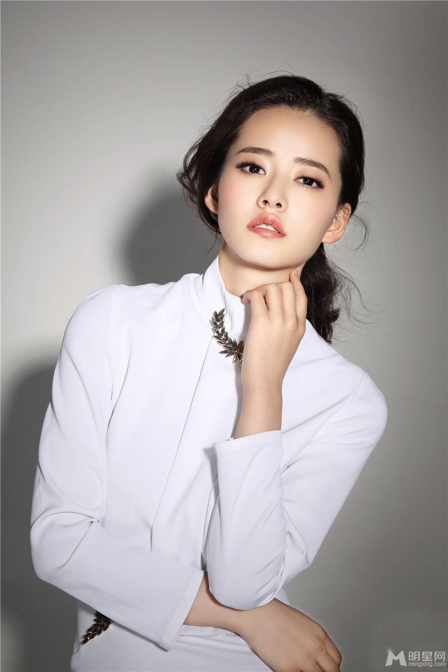 80后漂亮的女明星柴碧云露背长裙秀S曲线