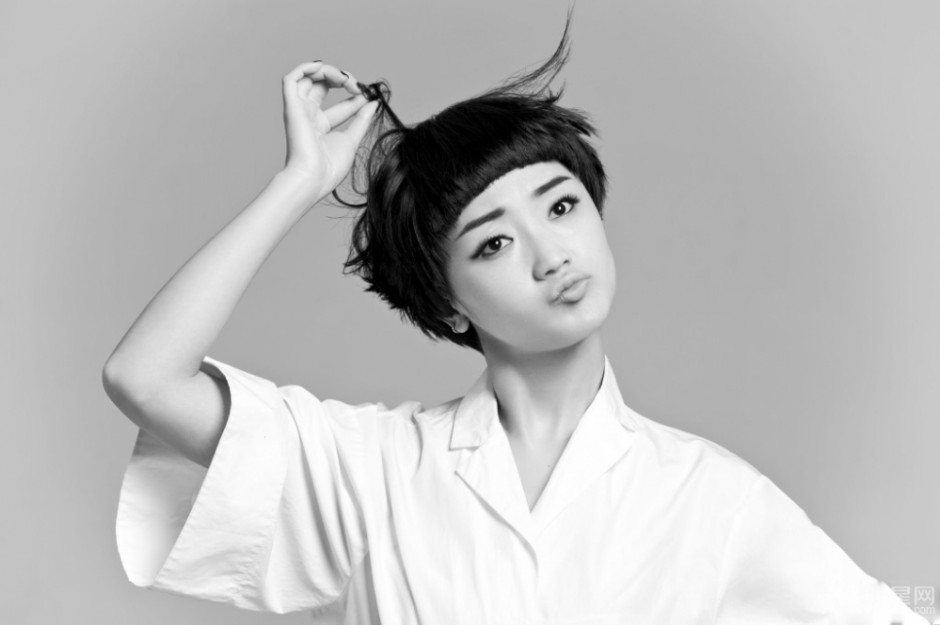 中国短发女明星张瑶秒变鬼马小精灵