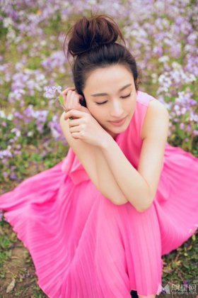 王阳明前女友张俪置身花海展清新气质