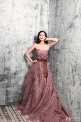 国内青年女演员刘一缇抹胸裙展知性气质