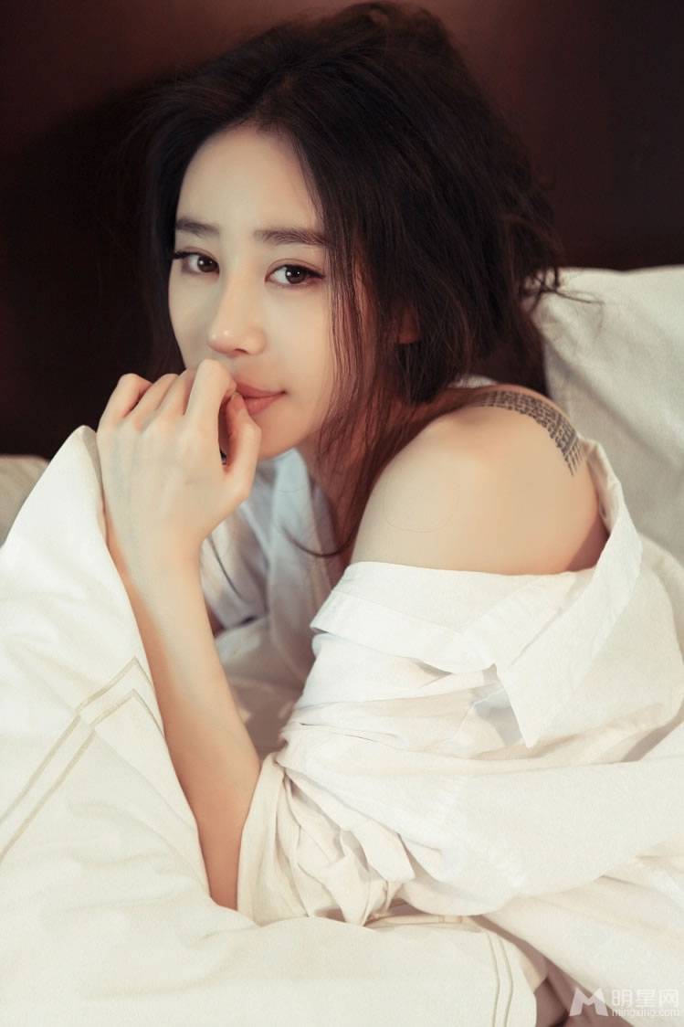 朱孝天的旧爱姜欣雨白衬衫写真诱惑无限