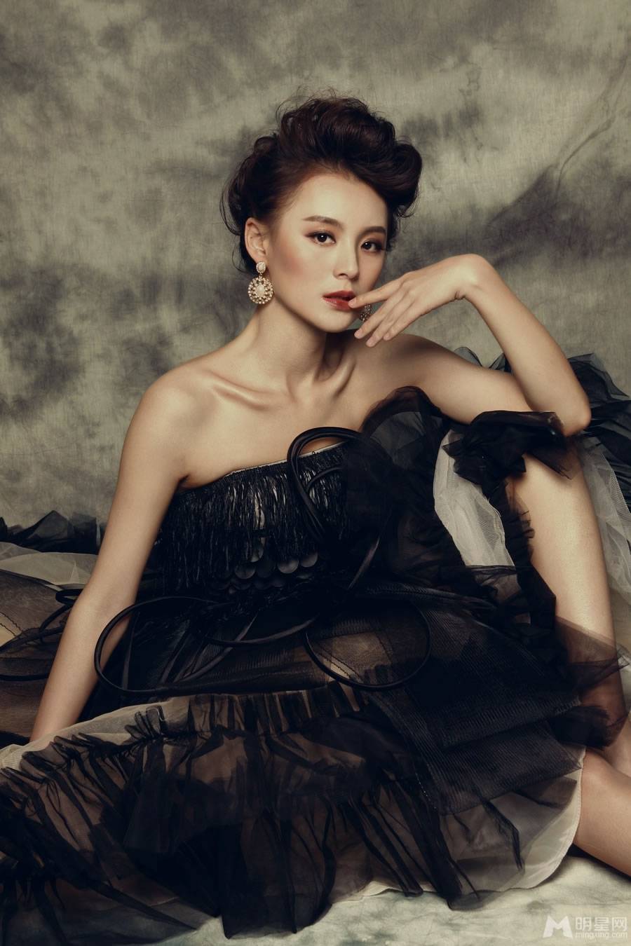 影视演员毛林林低调华丽复古写真