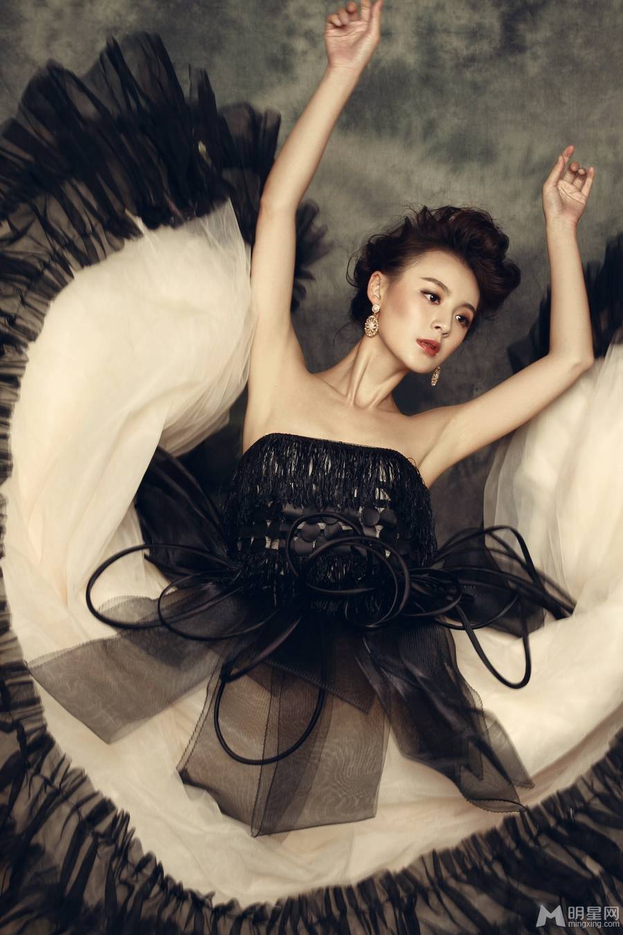 影视演员毛林林低调华丽复古写真