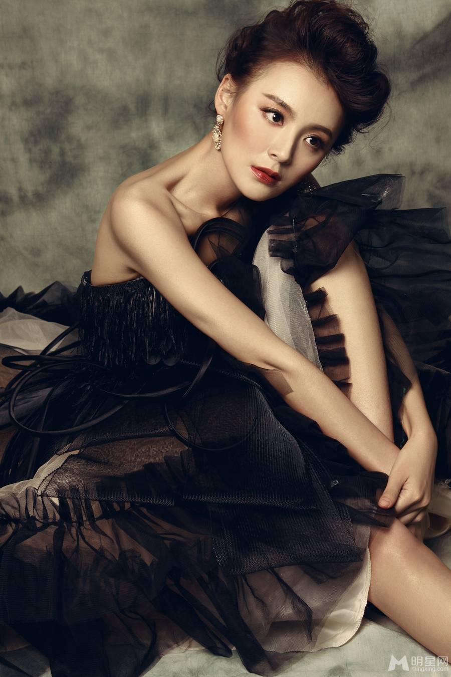 影视演员毛林林低调华丽复古写真