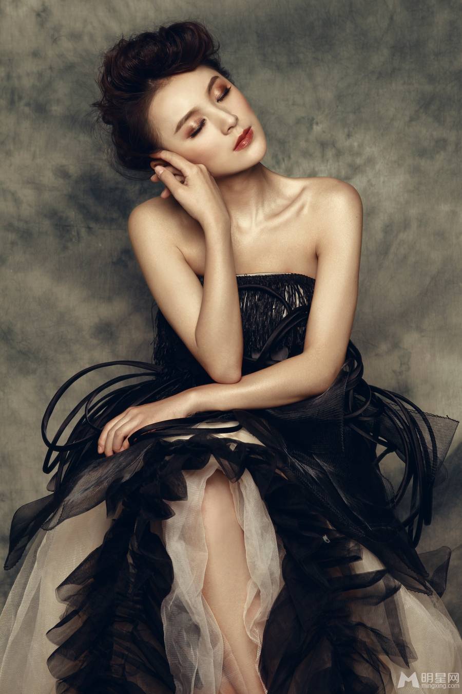 影视演员毛林林低调华丽复古写真