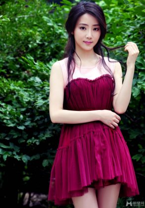 内地青年女演员王萌黎小树林唯美写真