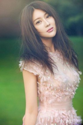 长发演员甘露春日户外唯美写真