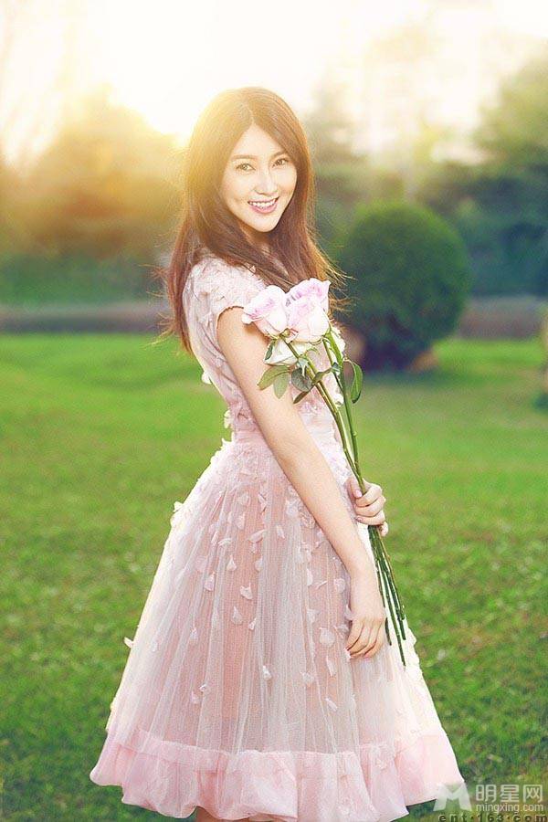 长发演员甘露春日户外唯美写真